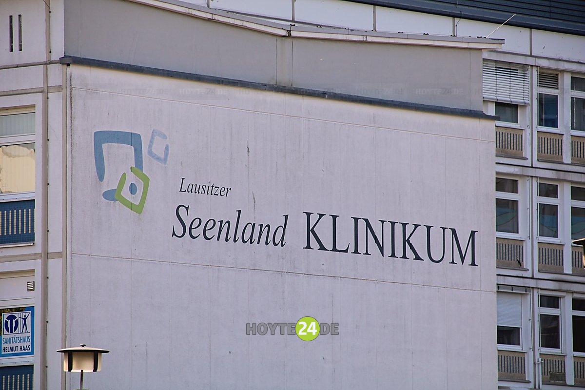 Man sieht die Fassade des Krankenhauses mit der Aufschrift Lausitzer Seenland Klinikum.