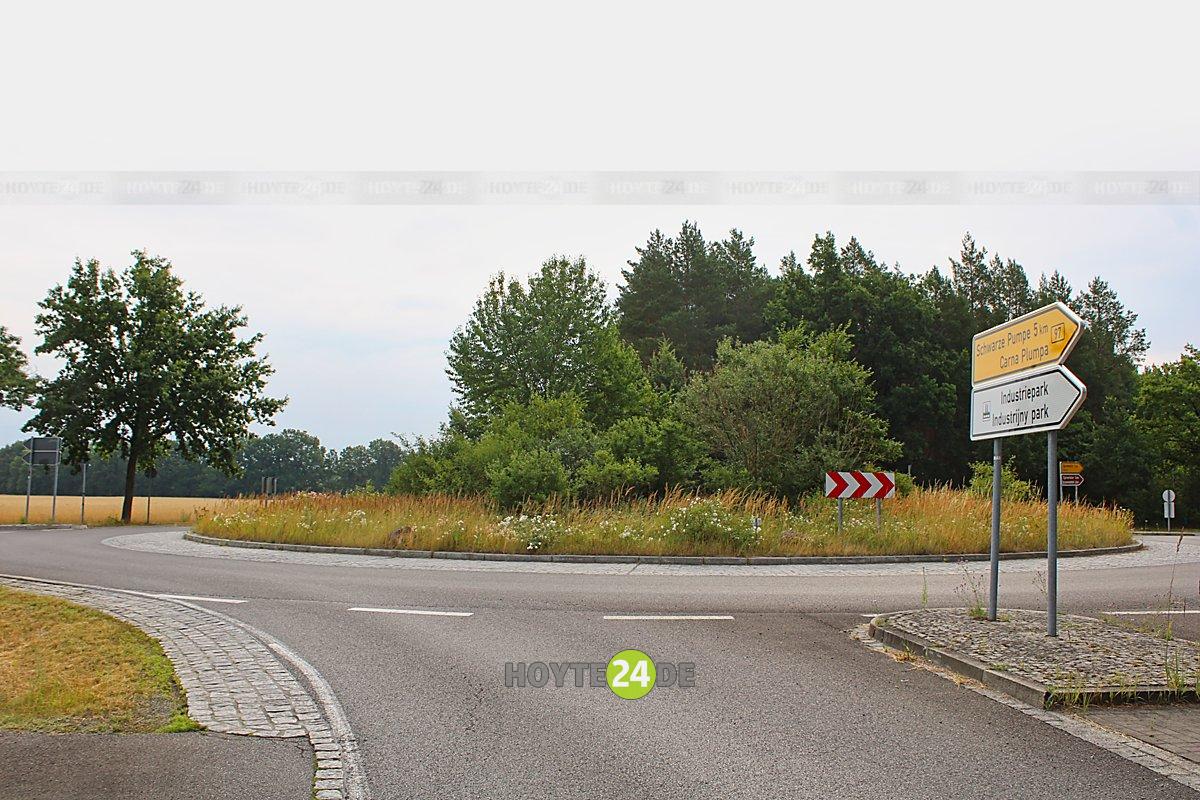 Man sieht den Kreisverkehr Spreewitz