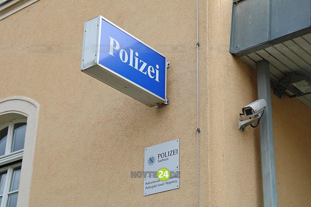 Man sieht das Polizei-Schild am Revier Hoyerswerda.