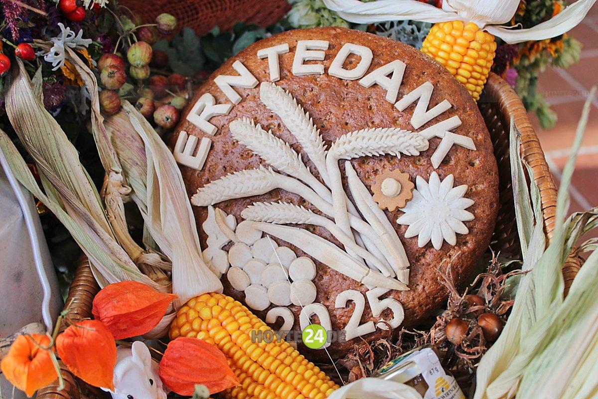 Man sieht ein Brot mit der Aufschrift Erntedank 2025.
