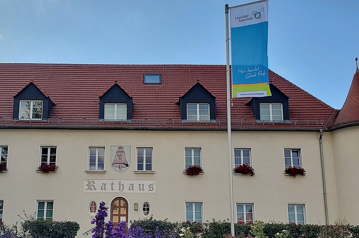 Man sieht eine Seenland-Fahne vor dem Rathaus in Lauta.
