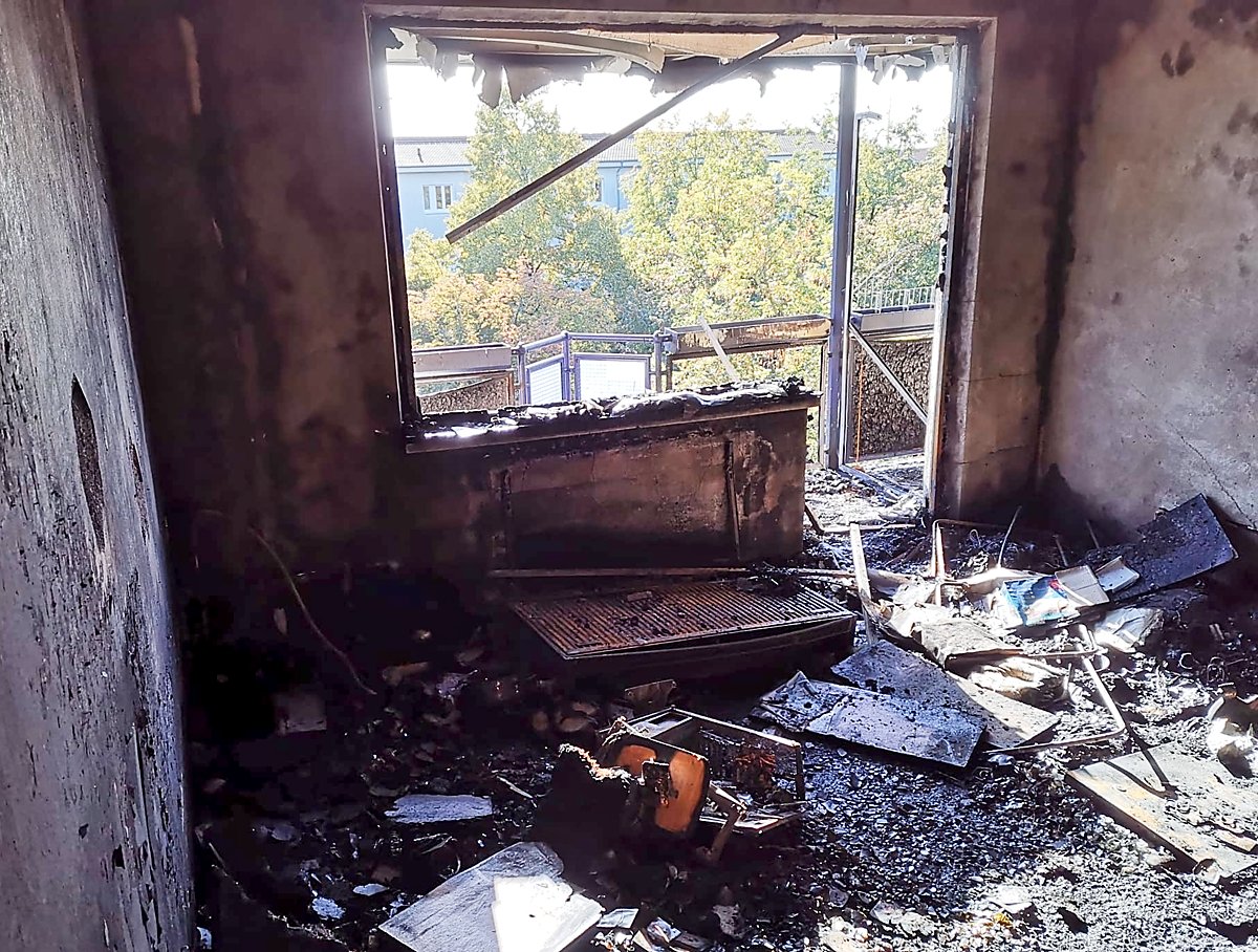 Man sieht eine ausgebrannte Wohnung sowie den Balkon in Richtung Bautzener Allee.