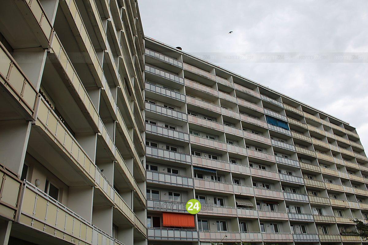 Man sieht das Hochhaus am Knie.