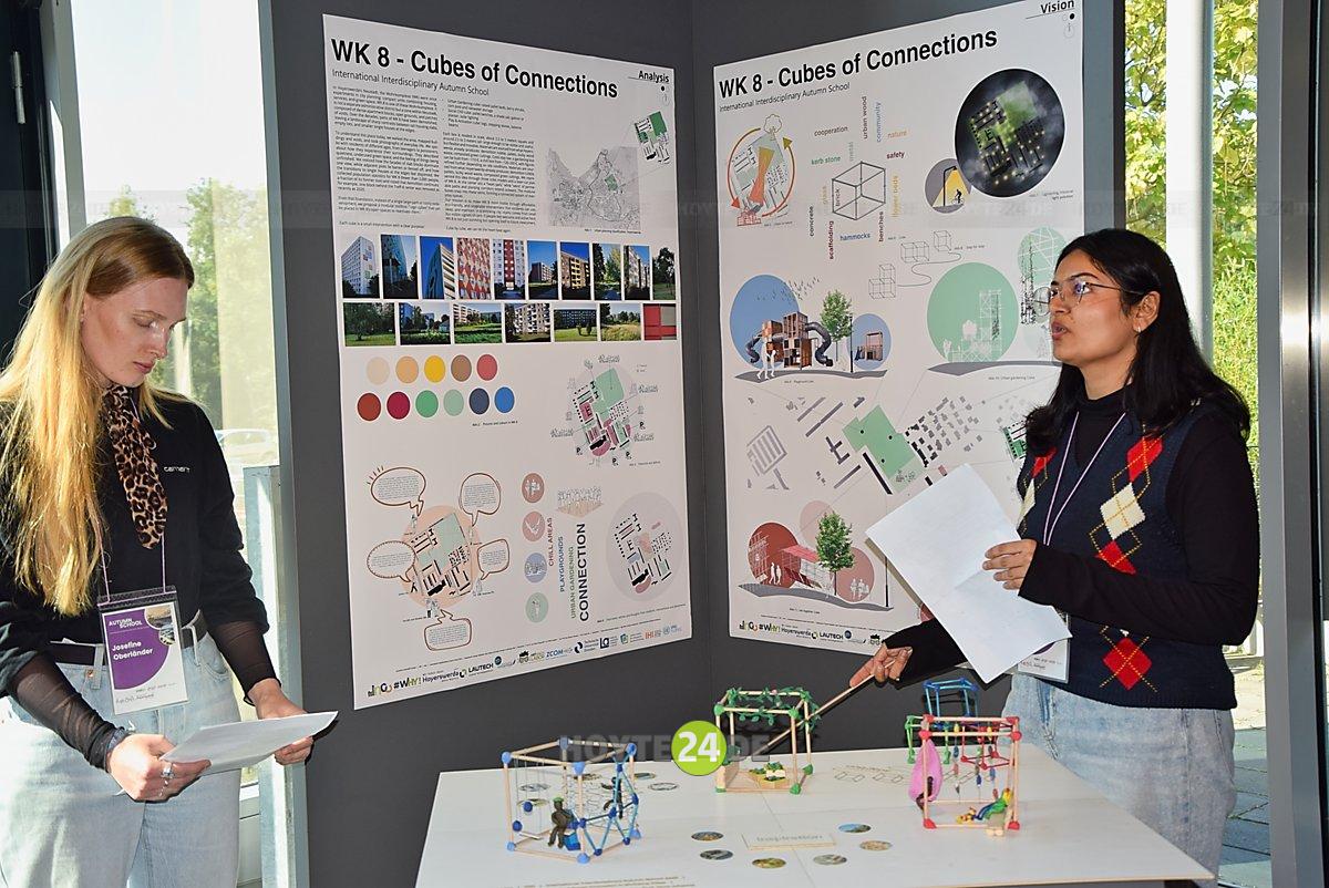 Man sieht die Studentinnen Josefine Oberländer und Ananya Ashim vor einer Arbeit zum WK 8.