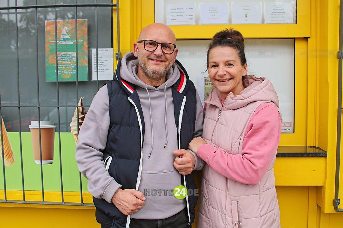 Man sieht Barnabas und Sandra Krizsó vor dem Kiosk im WK I,