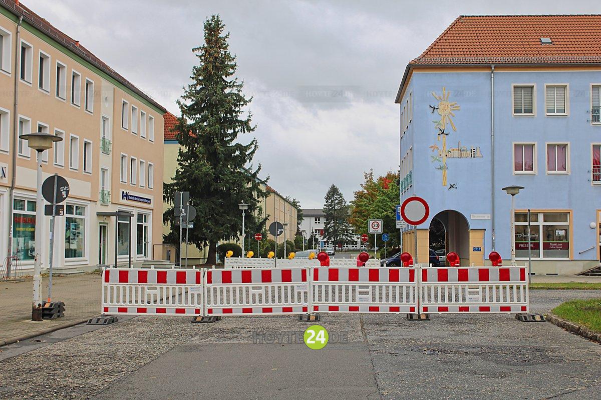 Man sieht eine Absperrung am Schulplatz.