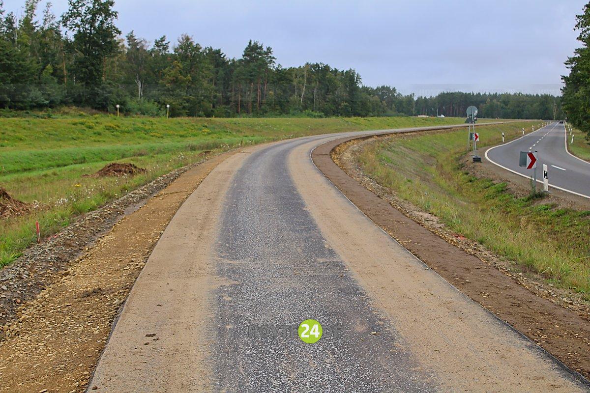 Man sieht den ersten Abschnitt des neuen Fahrradweges zwischen Schwarzer Elster und Staatsstraße 234.