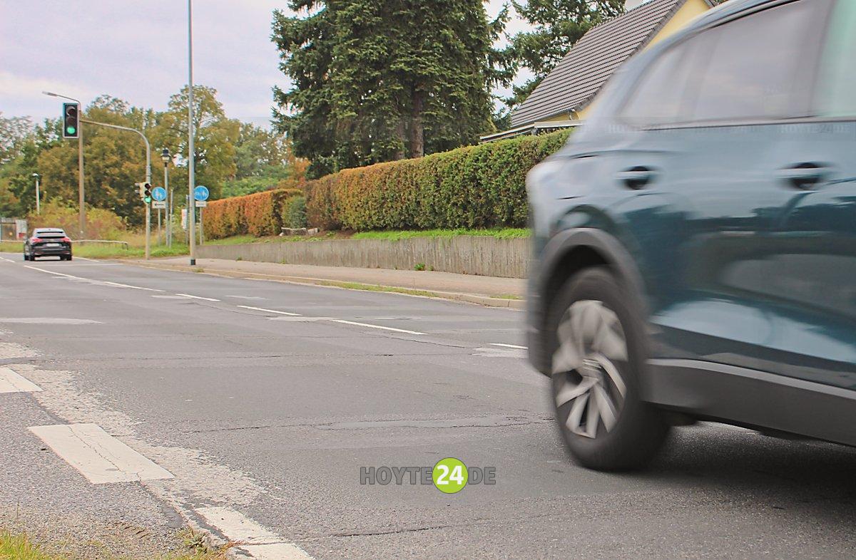 Man sieht ein Stück der B 97, das noch saniert werden soll.