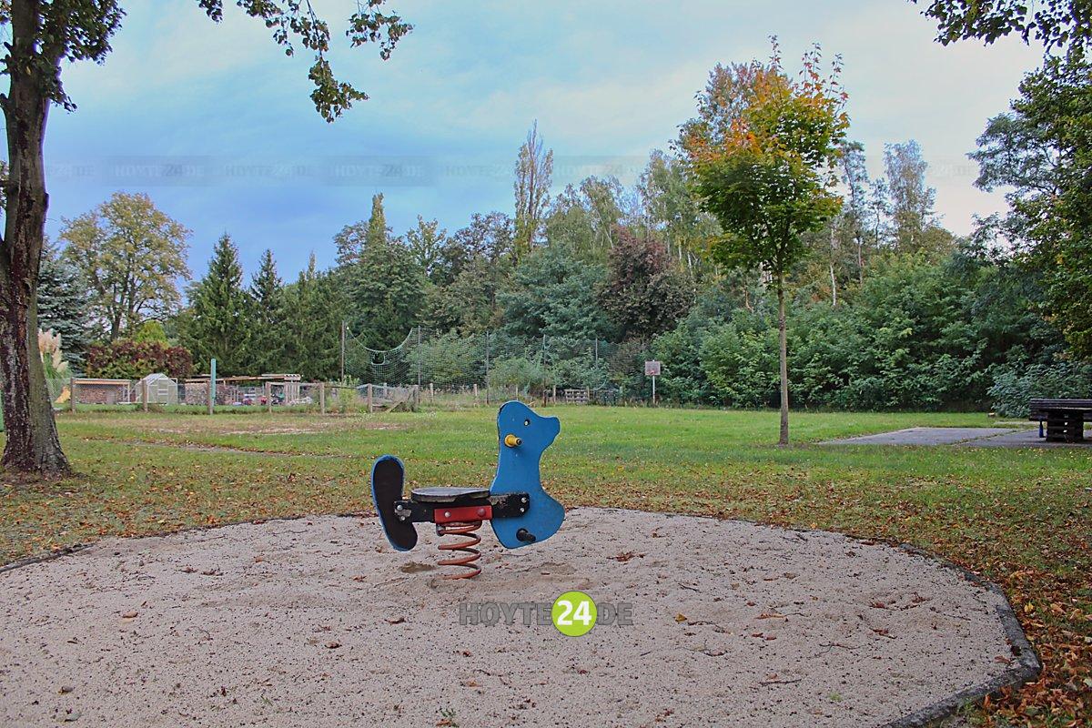 Man sieht den etwas kargen Spielplatz in Mortka.