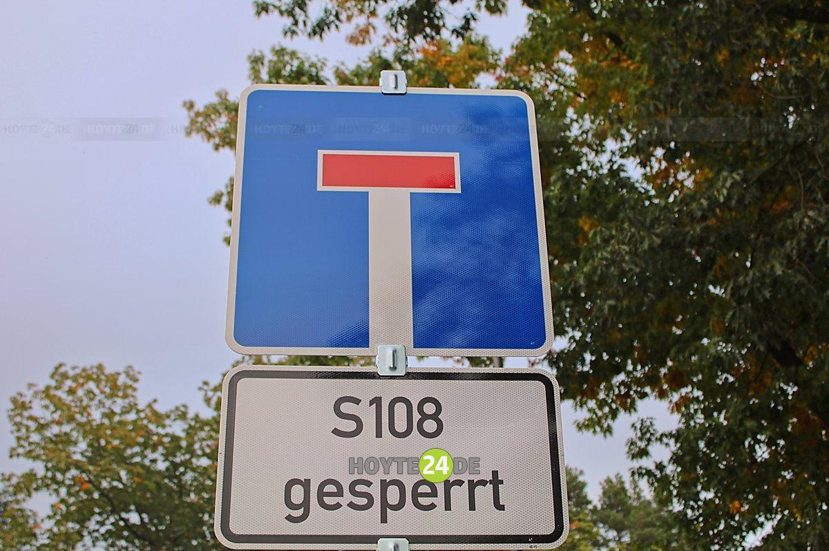 Man sieht ein Sackgassenschild mit der Beschriftung S 108 gesperrt.