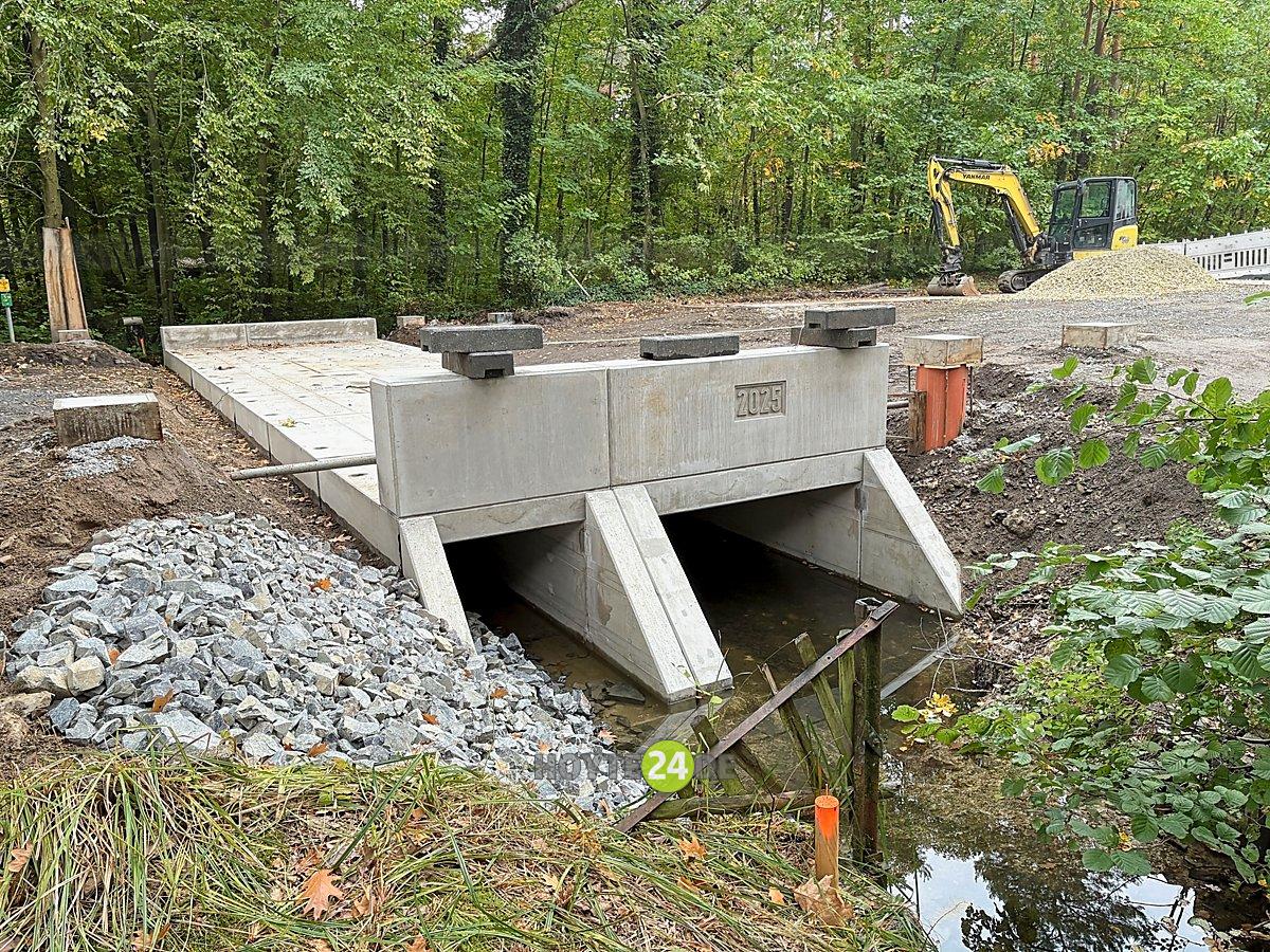 Man sieht die Bauarbeiten an der Brücke über den Schwarzen Graben in Knappenrode.