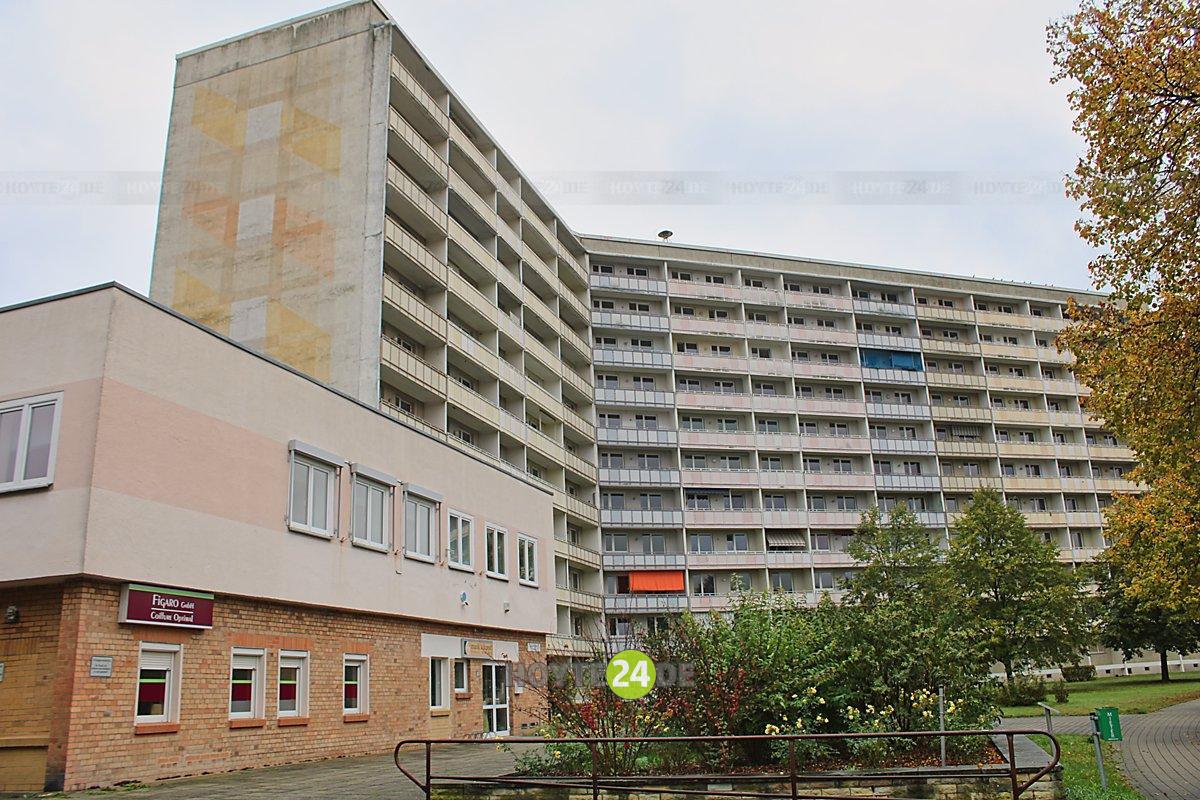 Man sieht das Hochhaus am Knie mit dem benachbarten Funktionsgebäude.