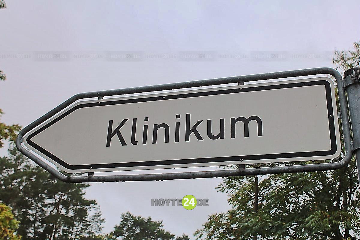 Man sieht ein Schild mit der Aufschrift Klinikum.