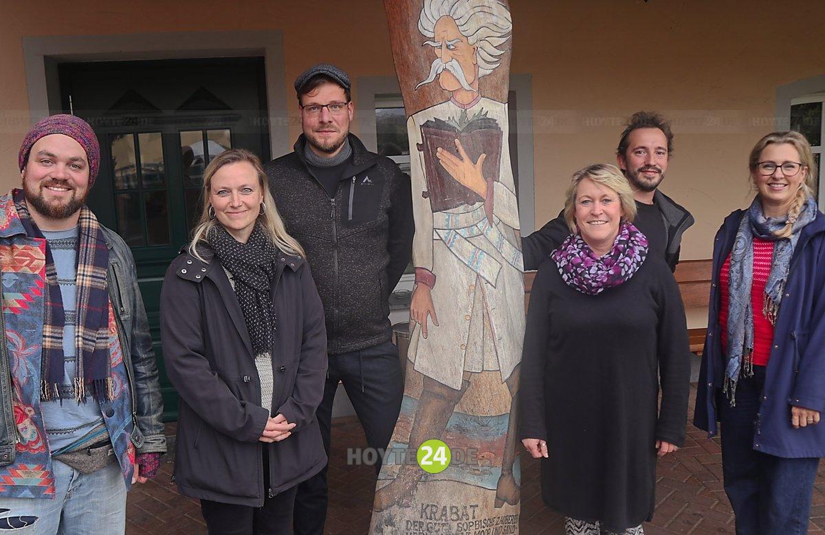 Man sieht die Sprachkurs-Teilnehmer Marco di Sarno, Franziska Hauptmann, Toni Bufé, Daniela Stockfisch und Jana Šlechtová sowie Projektleiter Julian Nyča.