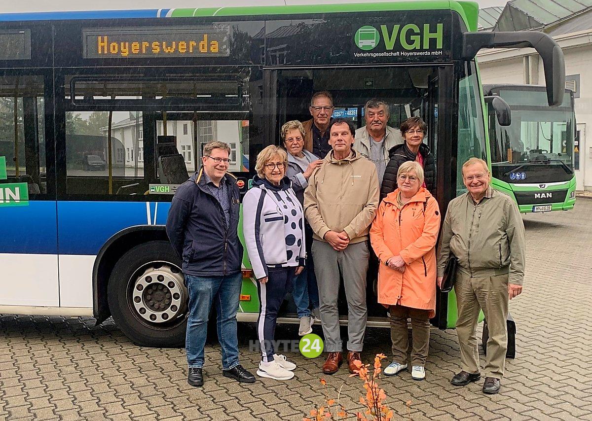 Man sieht die Mitglieder des Seniorenbeirates und VGH-Chef Stefan Löwe vor einem Bus.