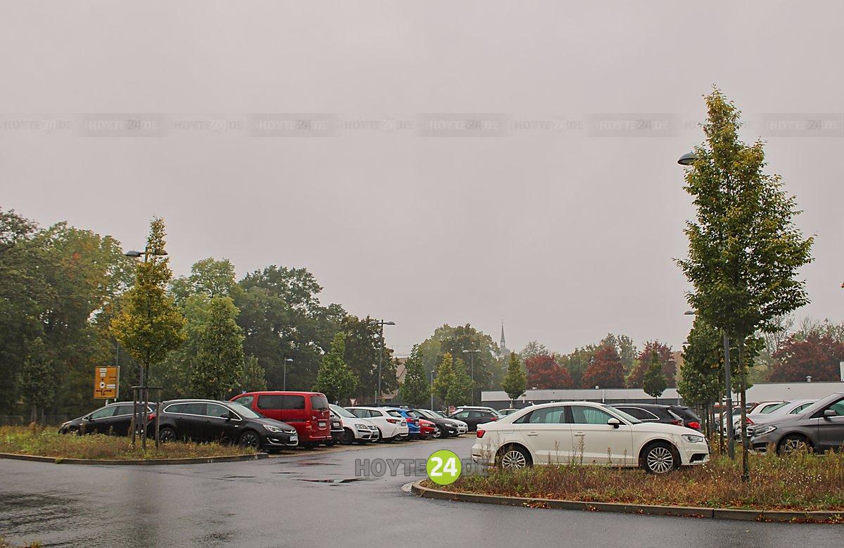 Man sieht den Parkplatz am Pforzheimer Platz in Hoyerswerda.