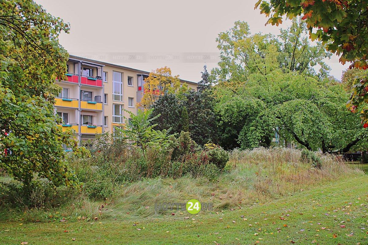 Man sieht den Innenhof zwischen den Häusern Johann-Gottfried-Herder-Straße 1-9 und Bertolt-Brecht-Straße 7-11 im WK III.