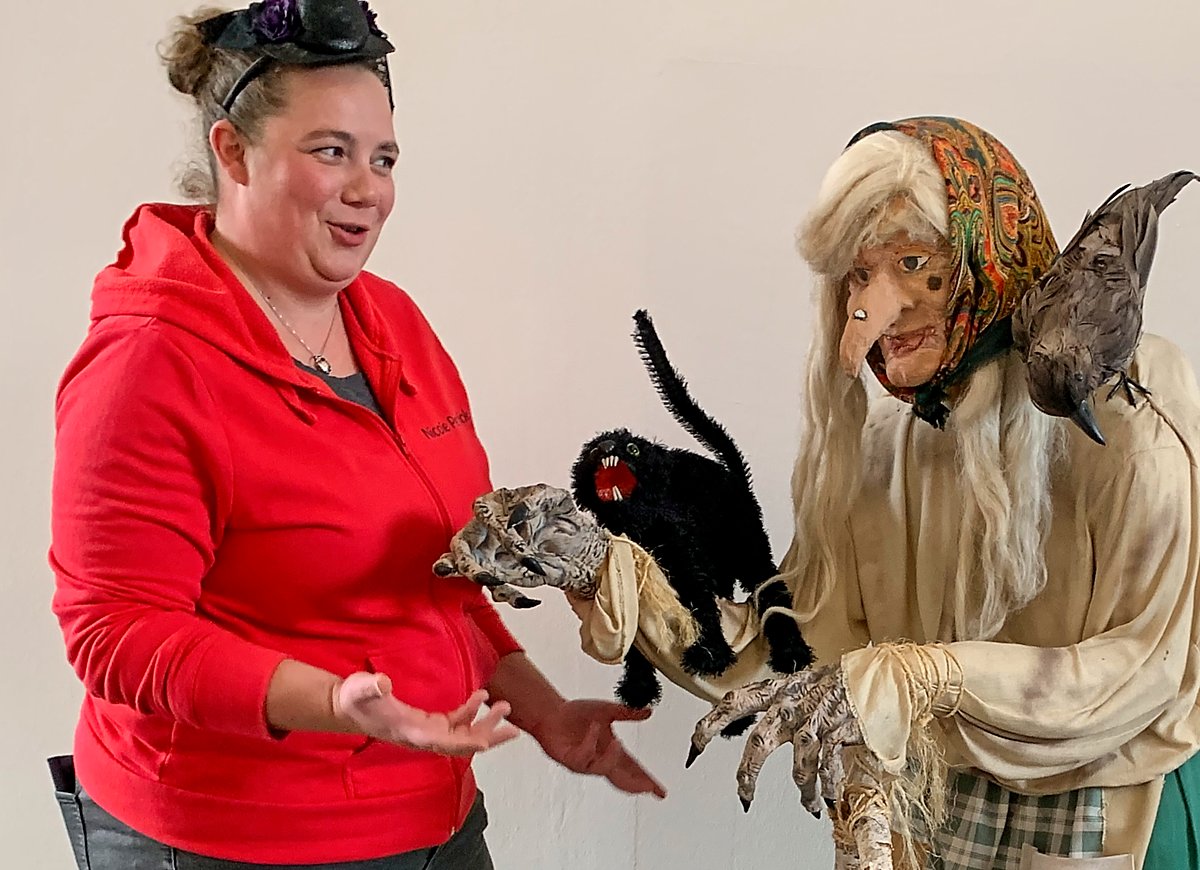 Man sieht Nicole Petrick vom Stadtmuseum mit einer Hexen-Puppe.