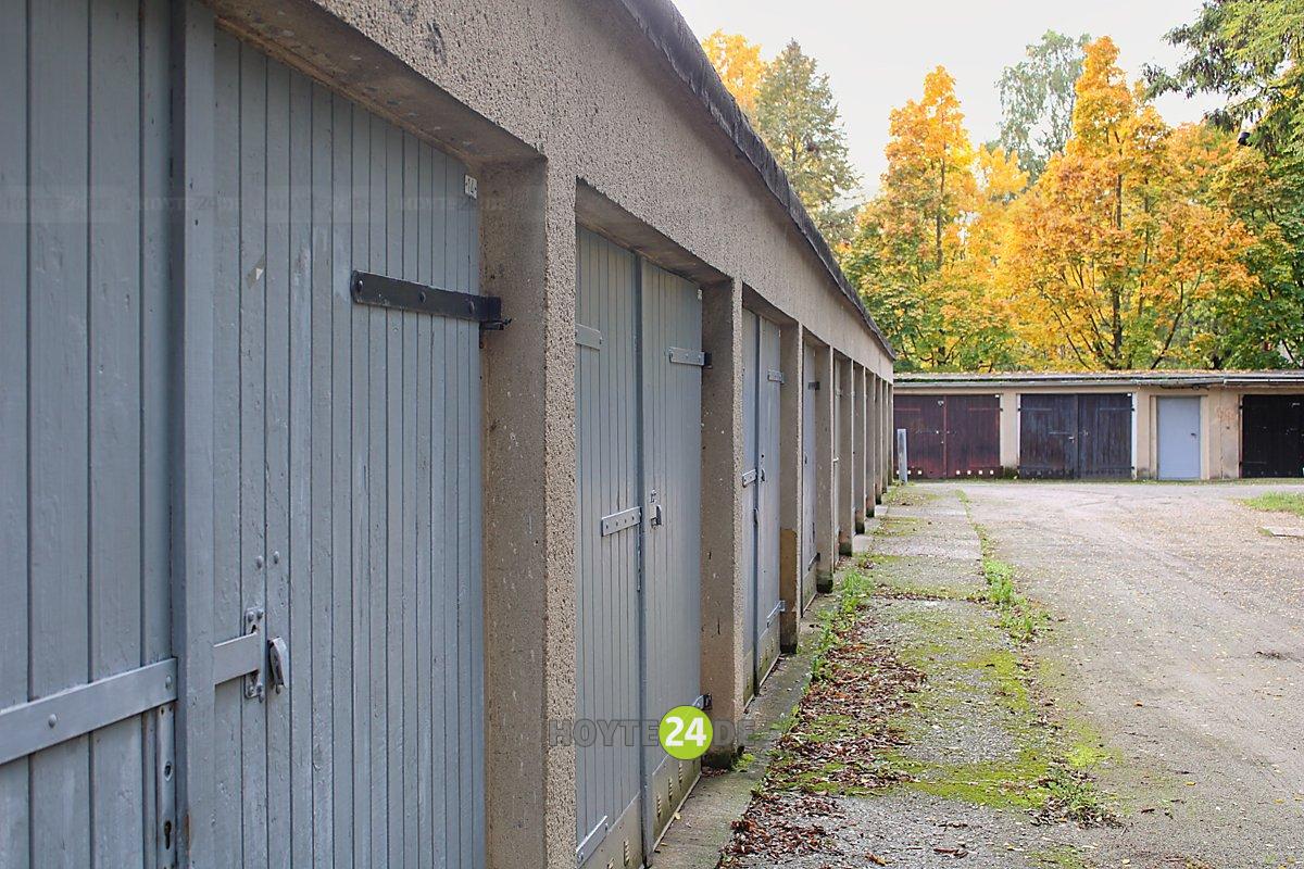 Man sieht Garagen an der Franz-Liszt-Straße.