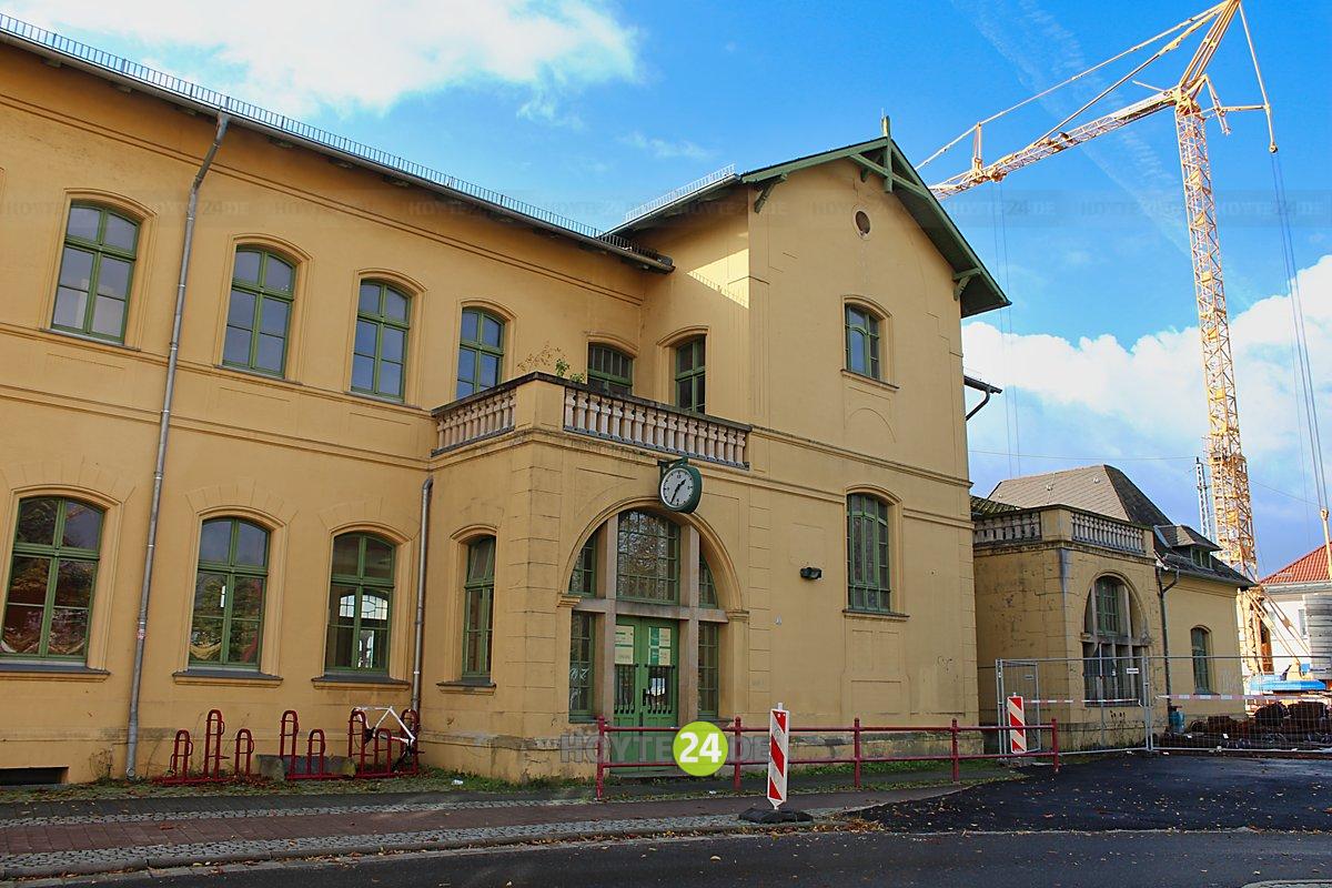 Man sieht den Bahnhof Hoyerswerda.
