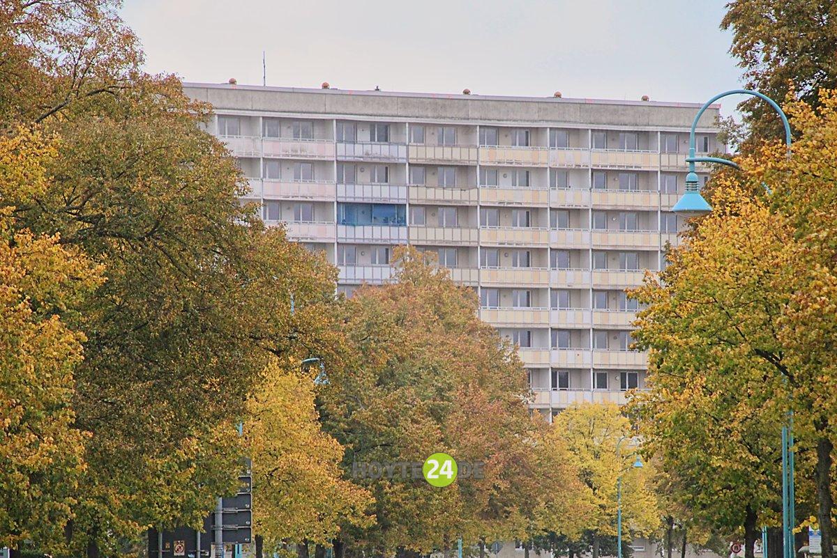 Man sieht das Hochhaus am Knie in Hoyerswerda.