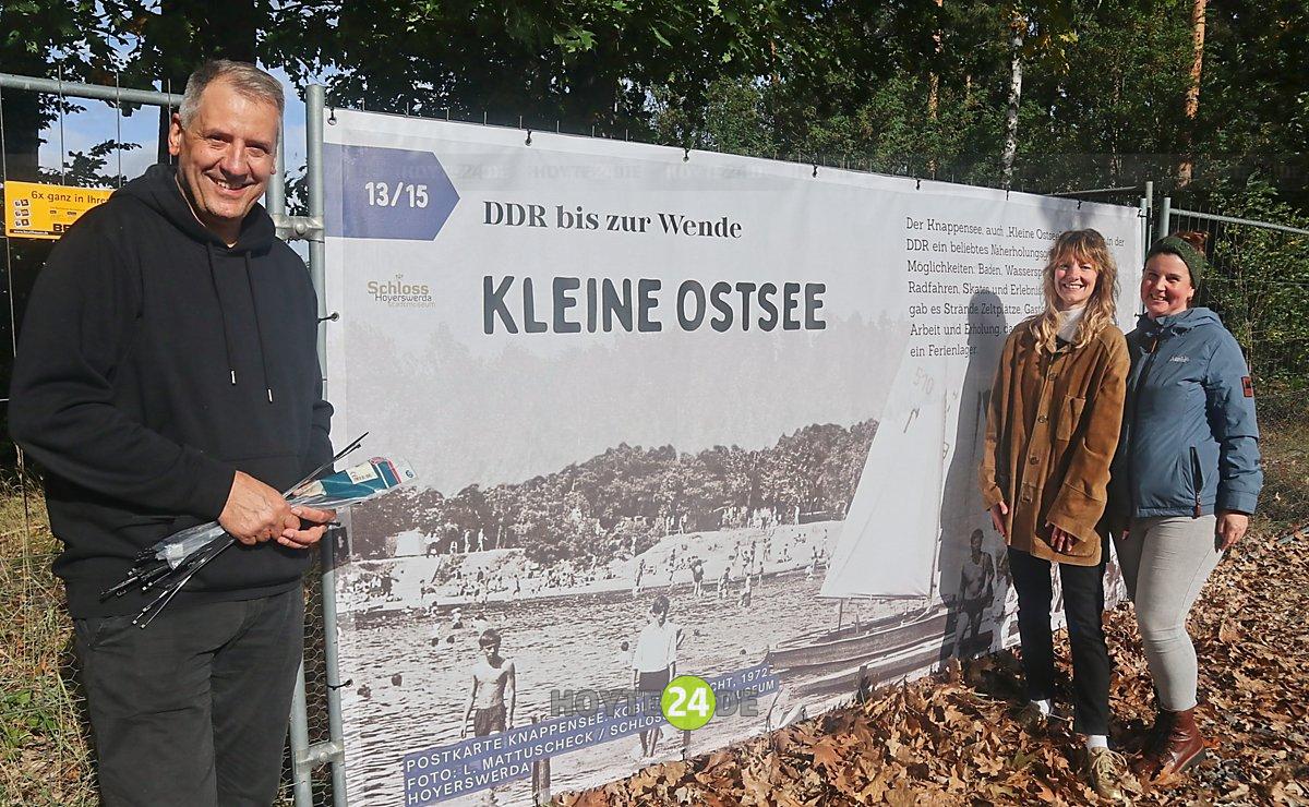 Man sieht, Annika Wetzko und Katja Stiene beim Anbringen eines Banners mit der Aufschrift "Kleine Ostsee".