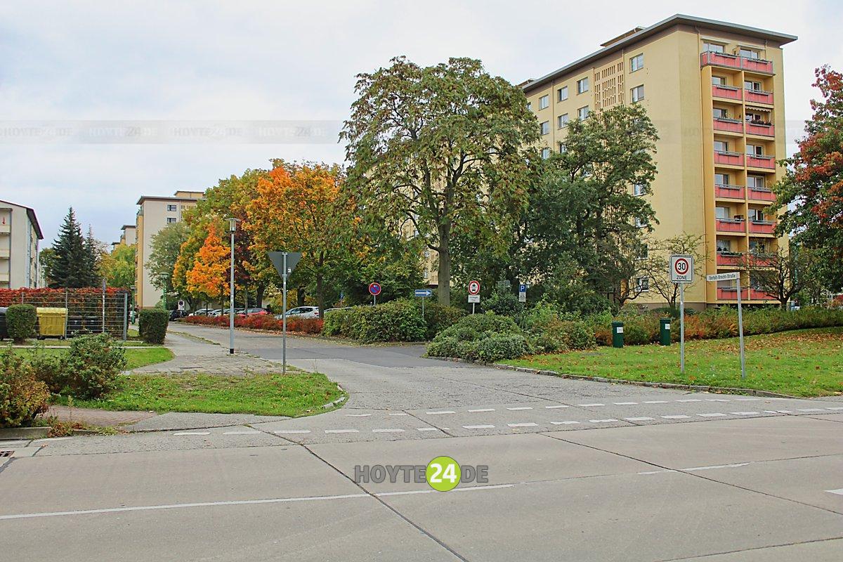 Man sieht die Kreuzung Brechtstraße / Niederkirchnerstraße.