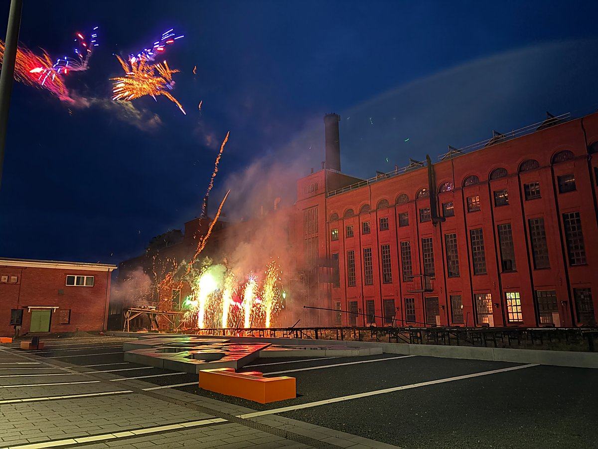 Man sieht ein Feuerwerk vor der Energiefabrik.