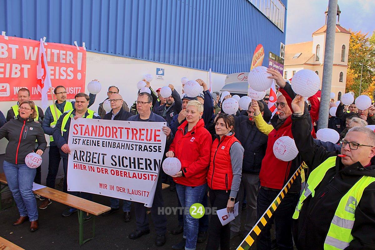 Man sieht die Protestkundgebung.