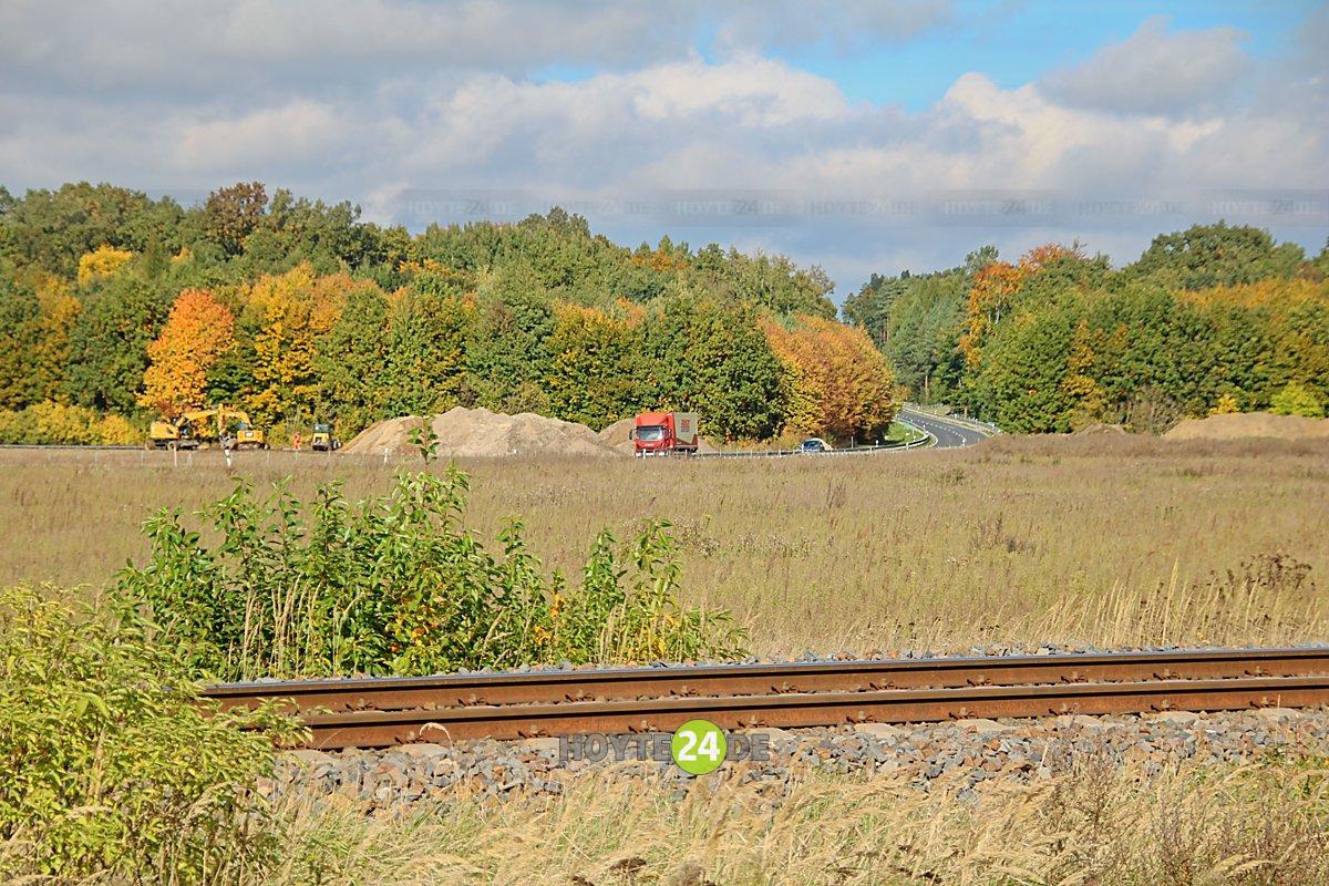 Man sieht den Gewerbepark Straßgräbchen und die Straße von Bernsdorf nach Kamenz.