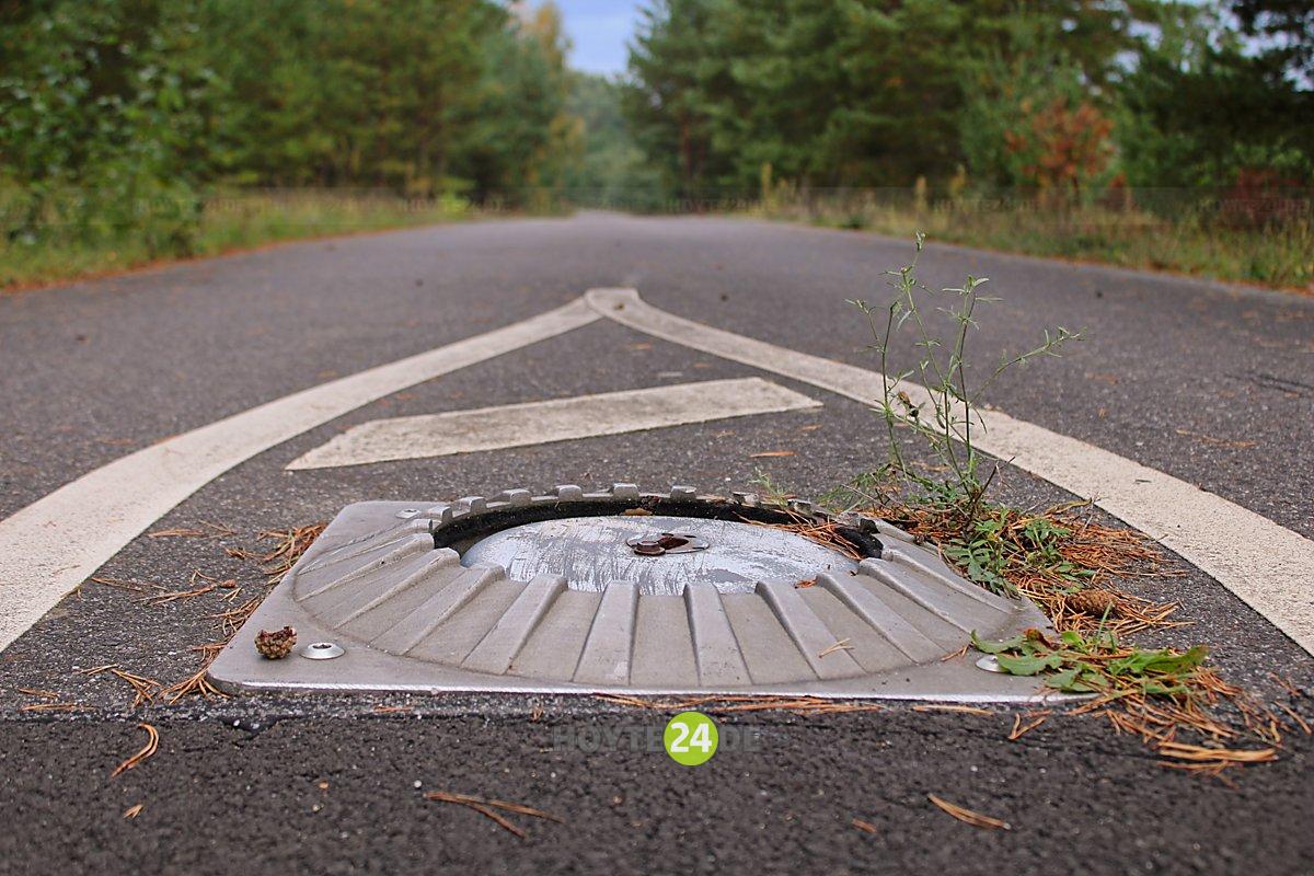 Man sieht einen der auszutauschenden Poller, eingefahren.