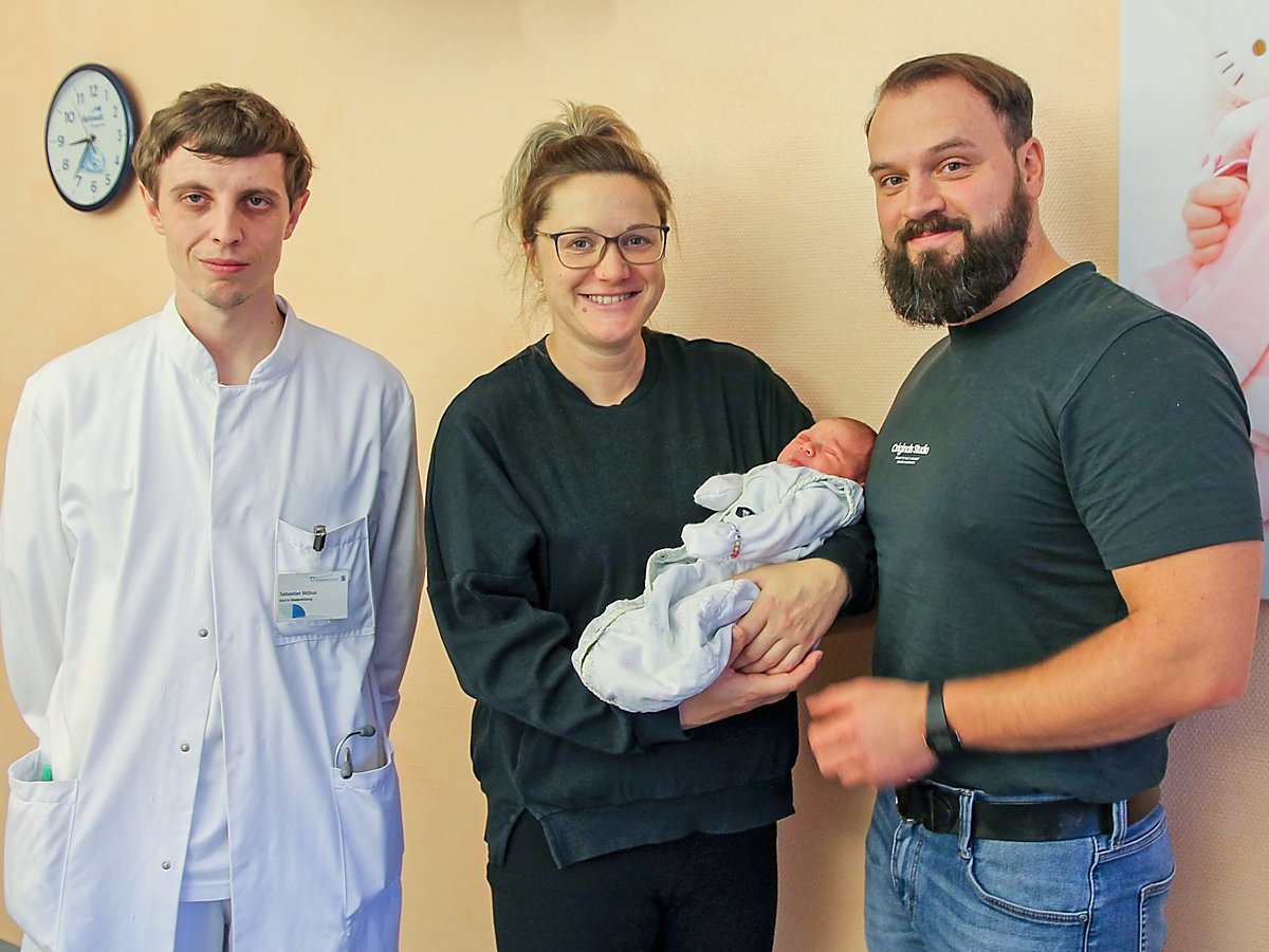 Man sieht Lene mit ihren Eltern und dem Arzt Sebastian Möbus.