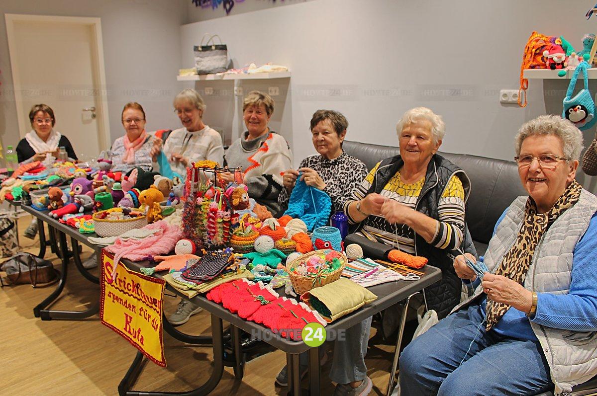 Man sieht die Strickfrauen bei der Arbeit im Lausitz-Center.