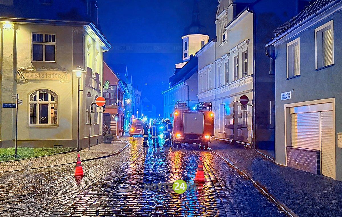 Man sieht einen Feuerwehreinsatz in der Kirchstraße.