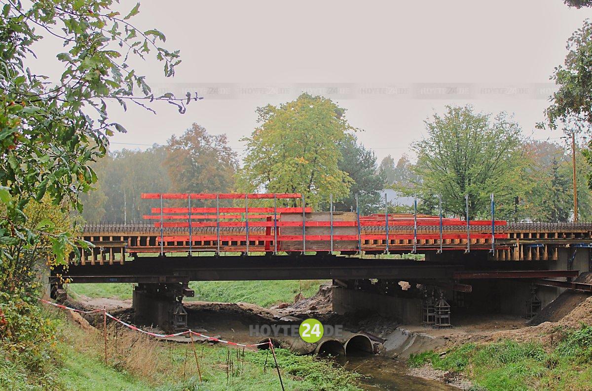 Man sieht die neue Schwarzwasser-Brücke in Neubuchwalde.