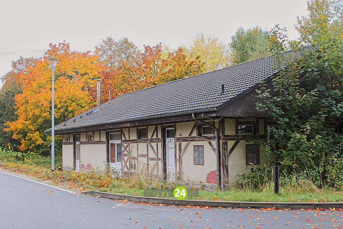 Man sieht das wieder freigelegte Sanitärhäuschen.