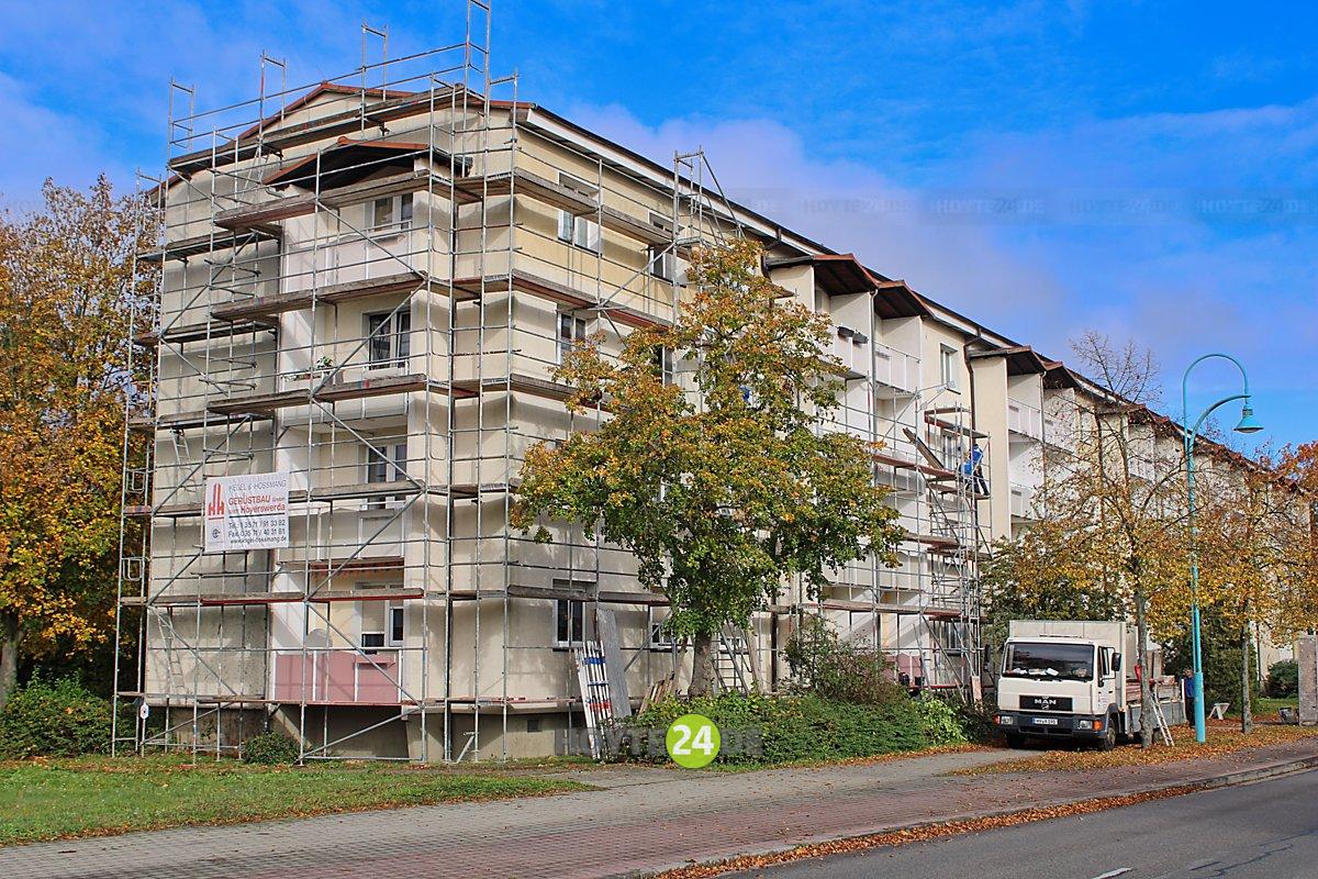 Man sieht das eingerüstete Haus Löfflerstraße 11 bis 16.