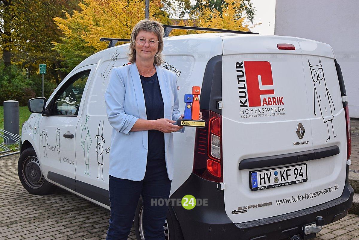 Man sieht Ina Züchner vor dem KuFa-Kleintransporter.