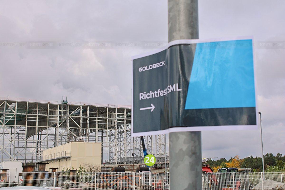 Man sieht die Halle mit einem Schild Richtfest SML.