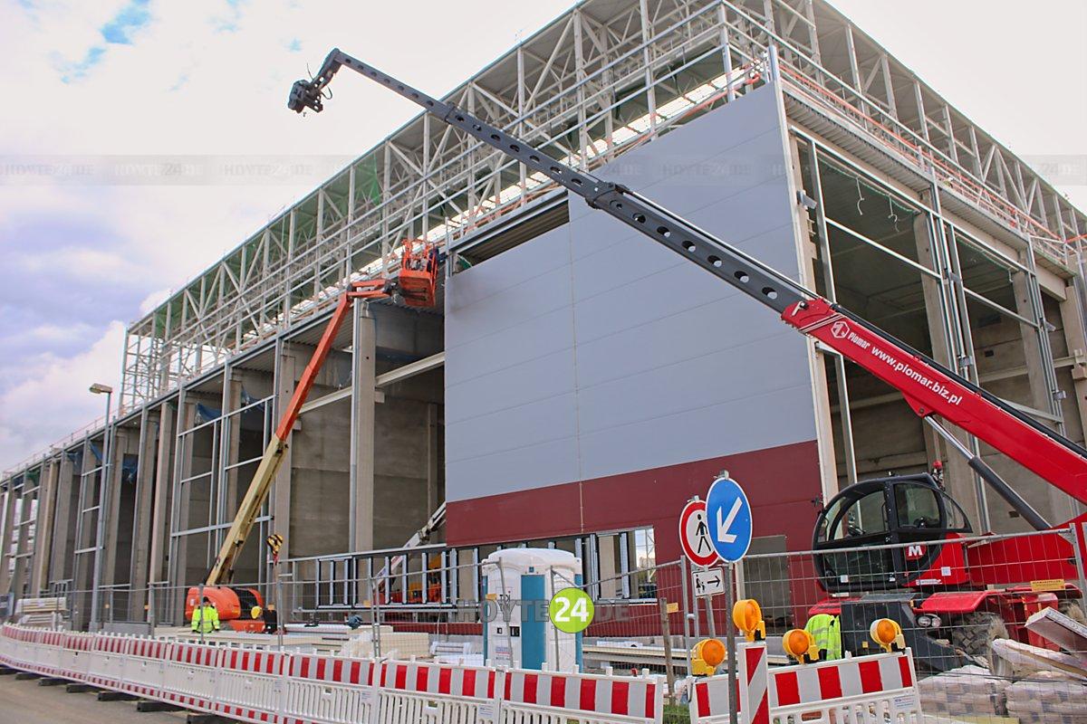 Man sieht die Arbeiten zur Verkleidung der Fassade.