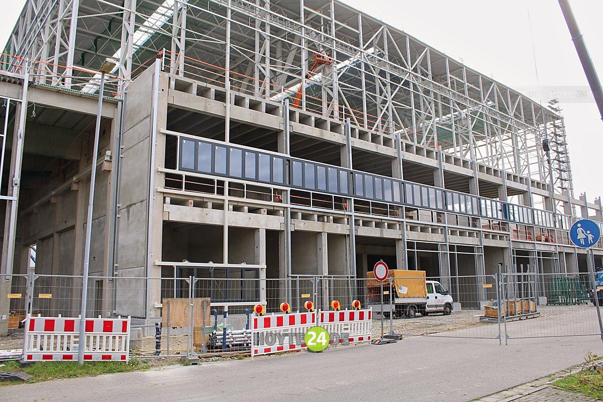 Man sieht den Rohbau mit einem Fensterband,