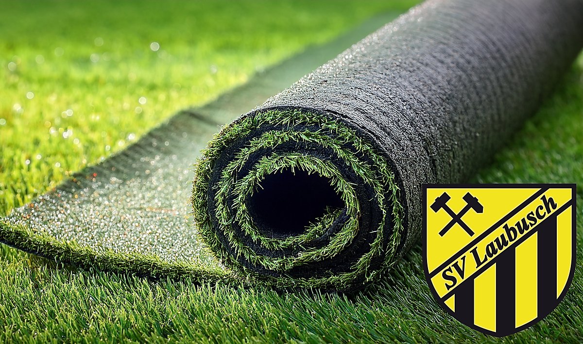 Man sieht einen Rollrasen mit dem SV-Laubusch-Logo.