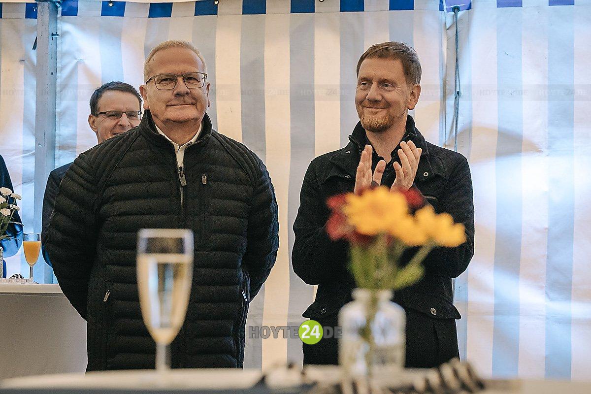 Man sieht Oberbürgermeister Torsten Ruban-Zeh und Ministerpräsident Michael Kretschmer.