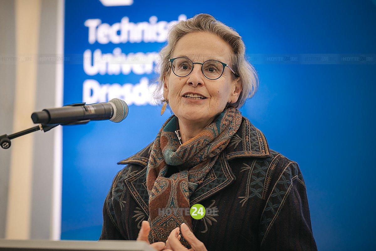 Man sieht Uni-Rektorin Ursula Staudinger.