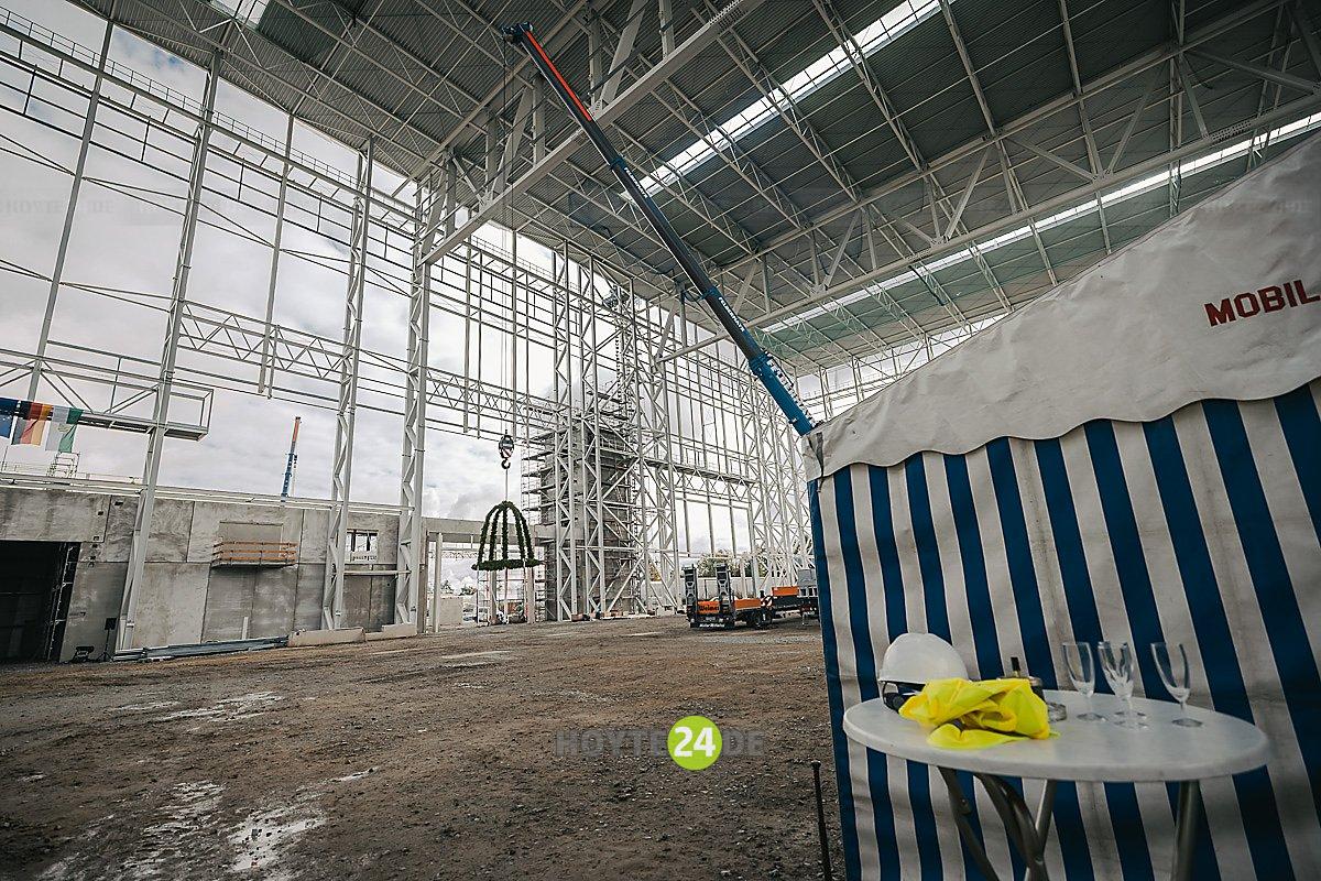 Man sieht die Halle, den Richtkranz und das Festzelt.