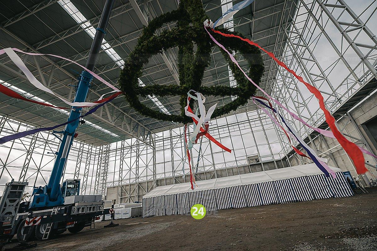 Man sieht den Richtkranz in der Smart-Mobility-Lab-Testhalle.