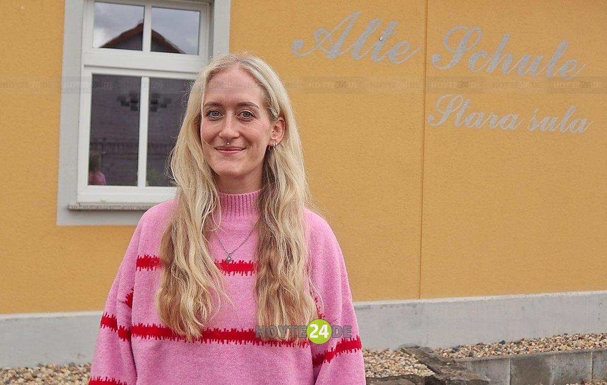 Man sieht Hannah Mickel vor dem Vereinshaus Alte Schule in Seidewinkel.