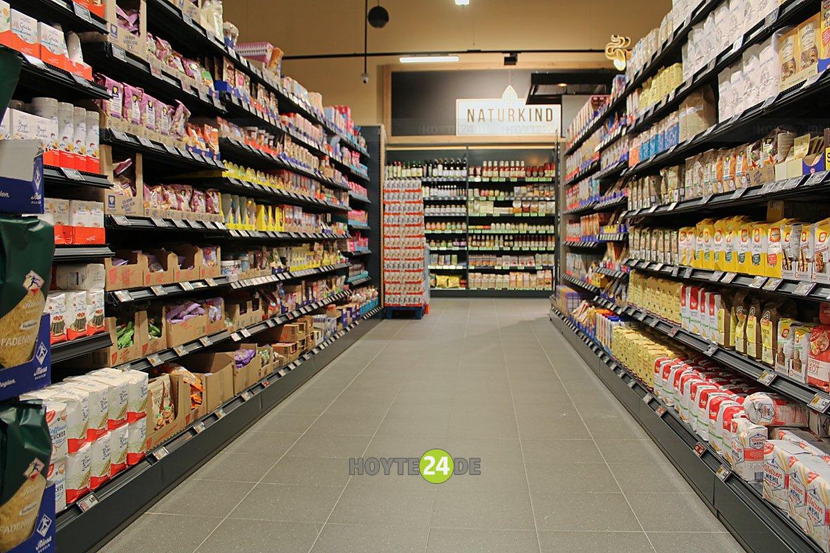 Man sieht einen Gang im Edeka-Markt Bernsdorf.