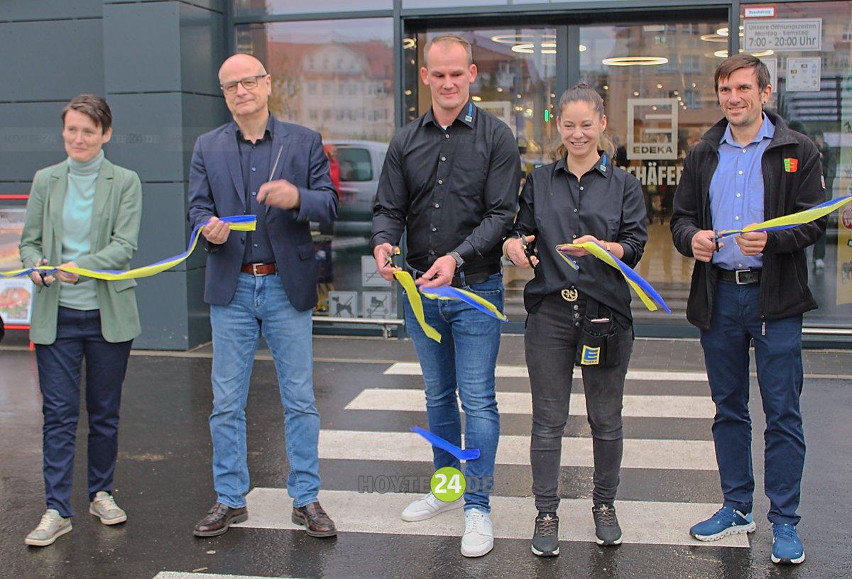Man sieht den symbolischen Banddurchschnitt zur Eröffnung des Edeka-Marktes in Bernsdorf.