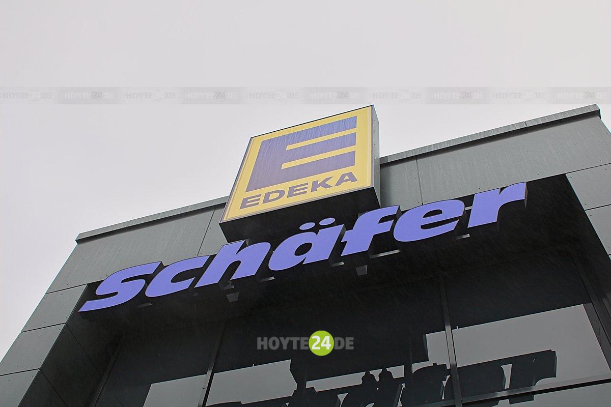 Man sieht den Schriftzug Edeka Schäfer.